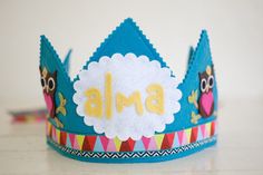 a blue crown with the word bmla on it