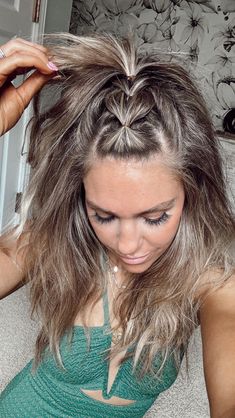 Brooke Roundy Hair Tips Makeup Tips | It’s the Topsy tail at the end! I love a good half up! This is the perfect hairstyle for the pool or beach. 😍 any fun plans this summer??… | Instagram Pool Hair Ideas Hairstyles, Topsy Tail, Perfect Hairstyle, Hair Upstyles, Easy Hair Updos, Hairdos For Short Hair, Mom Hairstyles, Peinados Fáciles Para Cabello Corto, Hair Affair