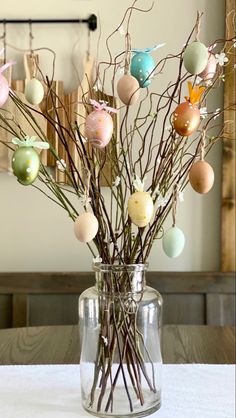 Easter egg tree made of curly willow branches and pastel eggs on the kitchen table. Easter Decor Ideas, Easter Bouquet, Easter Egg Tree, Egg Tree, Tafel Decor, Spring Easter Crafts, Easter Decorations Kids, Easter Crafts Diy, Easter Centerpieces