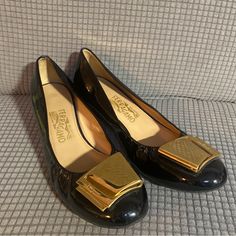 Salvatore Ferragamo Tilda Black Patent Leather Wedge Heel Pumps Size 7.5 (B) In Excellent Used Condition, Wore 2-3 Times Only , Please Review All The Photos Carefully. Does Not Come With Original Box . Size : Us 7.5 ( B) - This Is A B Width. Color: Black All Sales Are Final. Thanks For Looking!! Step Out In Ultimate Fashion In These Salvatore Ferragamo Pumps. Crafted In Black Patent Leather With A Glossy Effect, These Feature Monogrammed Bows In Gold Tone At The Toe Tops. These Sun Ballet Wedges Can Be Beautifully Paired With A Casual Outfit Like Jeans Or Short Skirts For That Undoubtedly Captivating Look! Salvatore Ferragamo Pumps, Monogram Bow, Ferragamo Pumps, Salvatore Ferragamo Shoes, Ferragamo Shoes, Heel Pumps, Womens Shoes Wedges, Black Patent Leather, Casual Outfit