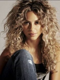 Shakira Hair, Big Curly Hair, Curly Hair Cuts, Long Curly Hair, Long Curly, Big Hair, Shakira, Messy Hairstyles, Hair Dos