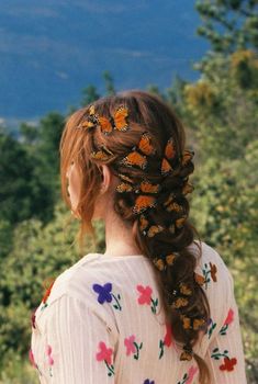 These best selling butterfly hair clips are finally back in stock! Ready to Ship in 1-2 business days. Handmade from feathers in assorted sizes (3 inch and 2 inch), this set includes 12 individual hair clips in a deep orange color. The perfect bohemian fairy ensemble. Each feather clip is made from painted feathers and attaches securely to a variety of hair types via a sturdy metal alligator hair clip. Monarch Fairy, Butterfly Cottage, Butterfly Hair Clips, Fairy Butterfly, Fairy Hair, Butterfly Fairy, Butterfly Hair Clip, Travel Outfits, Butterfly Hair