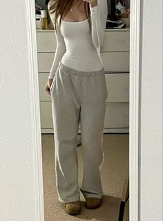 #trackies #outfit #cozy #vanillagirloutfit #selfcare #vanilla #vanillagirl #productive #aesthetic #lifestyle #cleangirl #selflove #cozy #vanillagirlaesthetic Fem Outfits, Outfit Inso, Airport Outfits, Basic Fashion, College Fits, Downtown Outfits, Skandinavian Fashion, Populaire Outfits