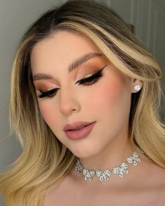 Quinceanera Champagne Makeup, Formal Makeup Champagne, Champagne Inspired Makeup, Xv Makeup Gold, Make Up Vestido Rojo, Makeup Café, Makeup Dorado, Anime Eye Makeup, Kylie Makeup