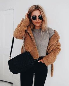 I love this cropped teddy jacket! Street Style Jeans, Sweater Street Style, Estilo Hippie, Coat Outfits, Seasonal Fashion