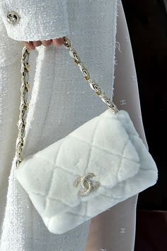 Tas Lv, Tas Bahu, Chanel 19, Luxury Bags Collection, Aesthetic Bags, White Purse, Girly Bags, Luxury Purses