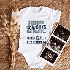 🏈  Embrace the adorable collision of team spirit and family love with our special Dallas Texas Football Baby body suit! Here, Cowboys pride intertwines with the magical journey of parenthood. Prepare to dress your little one in style, flaunting a blend of sports enthusiasm and sweet anticipation, ideal for gender reveal parties or baby showers. Don't miss out! Secure yours today and commemorate the newest member of your team with our Cowboys Fan Loading Baby body suit- the perfect gift for any White Short Sleeve Onesie For Game Day, Dallas Cowboys Onesie, Texas Football, Football Baby, Baby Showers, Dallas Texas, Baby Outfits, Cow Boy, Body Suit