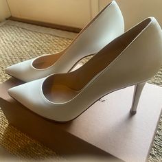 Brand New Gianvito Rossi Pumps, Ivory Leather, Size 39, 3.3 Inch Heel (85mm) - Never Been Worn, New In Box Elegant Almond Toe Heels With 4-inch Heel, Chic Formal Wedding Shoes With Reinforced Heel, Elegant Heels With Reinforced Heel And Almond Toe, Classic White Court Shoes With 4-inch Heel, Elegant Wedding Shoes With Pointed Toe And Reinforced Heel, Elegant Fitted Wedding Shoes With Deep Heel Cup, Elegant Beige Round Toe Court Shoes, Classic Beige Heels For Party, Chic Wedding Shoes With Pointed Toe And Removable Insole