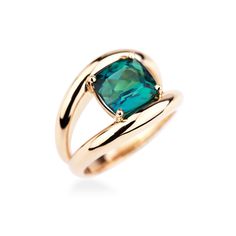 Une tourmaline verte à croquer, porte-bonheur de toute une vie. Bague tourmaline Made in France. Joaillerie française © Compagnie des Gemmes, 3 place des Ternes, Paris, 62 rue du Commerce, Paris. Faceted Stone Setting, Golden Rings, Beaded Jewels, Tourmaline Jewelry, Gold Jewelry Simple, Bridal Gold Jewellery Designs, Gold Cocktail