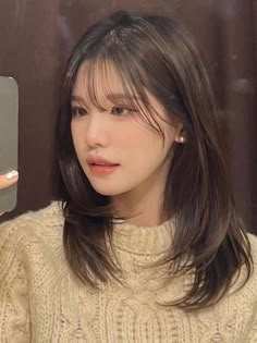 long layered medium length haircut with wispy bangs Shoulder Length Hairstyles, Hairstyles Bangs, Hair Style Korea, Mid Length Hair With Layers, Bangs With Medium Hair, Shoulder Hair, Hairstyles For Layered Hair