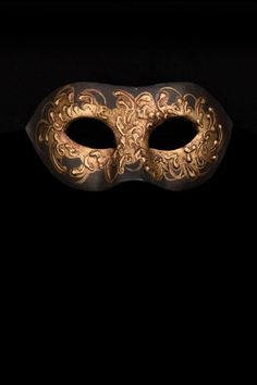 Palio Palio authentic venetian mask in papier mache. Handcrafted according to the original Venice carnival tradition. Manifactured in Venice by the famous venetian masters. Each item is provided with certificate of authenticity. Mask Dimensions Width: 18 cm Height: 9 cm Depth: 10 cm Masquerade Ball Outfits, Masquerade Ball Masks, Venetian Carnival Masks, Venetian Carnival, Lace Cape, Venice Carnival, Carnival Festival, Venetian Masks, Venetian Mask