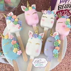 there are unicorn pops with flowers on them