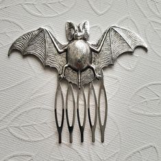 Silver Bat Hair Comb This Large bat haircomb with beautifully detailed spread of wings is great for Spooky Hairstyles and for Halloween, or for any day that you just feel that Spooky vibe. ☻Link to More Hair Accessories: https://www.etsy.com/shop/FashionCrashJewelry?ref=profile_header&search_query=hair+accessories ☻Link to The ENTIRE SHOP: https://www.etsy.com/shop/FashionCrashJewelry?ref=shopsection_shophome_leftnav&ga_search_query=crystal%2Bnecklace Our Motto ~ Happy Customers Are Awesome Let Halloween Wedding Accessories, Cool Head Accessories, Gothic Head Accessories, Emo Hair Accessories, Alt Hair Accessories, Bats Nest Hair, Hair Styles Halloween, Spooky Hairstyles, Goth Hair Accessories