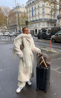 Spain Street Style Winter, Christmas In Paris Outfit, Toronto Outfits Winter, Winter In Italy Outfits, Long Fur Coat Outfit, London Outfits Winter, Winter Airport Outfit, Old Money Winter