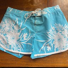 Aqua Blue Floral Cotton Booty Shorts Tie Closure Summer Spring Small Slight discoloration but overall good condition. Measurements: Waist: 14.5" Hips: 18" Rise: 10" Overall Length: 11" Shorts Summer, Skorts, Summer Shorts, Fitness Inspo, Aqua Blue, Short Pants, Short Outfits, Blue Floral, Overalls