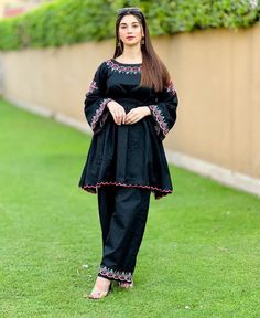 Kashmiri Kurta Woman, Plain Kurta, Pakistani Kurta, Long Blouse Designs, Eastern Dresses, Short Frock, Clothes Steamer, Pakistani Fashion Casual