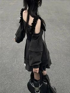 Adopta el atractivo vanguardista de la moda de Harajuku con este conjunto de atuendo punk. El conjunto incluye un vestido negro único adornado con intrincados detalles de volantes y atrevidos cortes en los hombros, que capturan la estética punk por excelencia. Un cinturón distintivo ciñe la cintura, agregando un toque de rebeldía y estructura a la silueta suelta. Complementando el vestido hay calentadores de piernas a juego que realzan la apariencia llamativa del atuendo y brindan calidez adicional. Perfecto para quienes aman hacer una declaración, este conjunto de atuendo es ideal para salidas informales, conciertos o cualquier evento en el que desees mostrar tu estilo de inspiración punk. Combínalo con botas gruesas y un collar llamativo para completar el look.

 Se ajusta al tamaño rea Punk Style Long Sleeve Club Dress, Edgy Black Mini Dress For Winter, Black Dresses For Fall Streetwear, Black Mini Dress With Ruffles For Club, Edgy Winter Club Dresses, Punk Style Long Sleeve Dresses For Spring, Alternative Black Mini Dress For Club, Punk Style Mini Dress For Fall Party, Punk Style Ruffled Dresses For Halloween