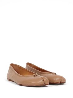 Tabi toe ballet flatsFeature Tabi toe, flat leather sole, logoed insole and no-opening design. Material: leather. Brown color.Origin: ItalyExternal: Leather 100%Gender: WomenMaterial: LEATHERColor: BROWNMade in: ITProduct ID: 33394 S58WZ0042P3753 40854*Import tax/duty will be calculated at checkout (If applicable) Calf Leather Ballet Flats With Almond Toe, Calf Leather Slip-on Ballet Flats With Almond Toe, Slip-on Calf Leather Ballet Flats With Almond Toe, Calf Leather Ballet Flats With Branded Insole, Designer Leather Ballet Flats With Leather Sole, Designer Ballet Flats For Work, Calf Leather Ballet Flats With Rubber Sole, Calf Leather Slip-on Ballet Flats With Rubber Sole, Designer Round Toe Ballet Flats For Work