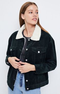 Corduroy Outfit, Vinter Mode Outfits, Black Corduroy Jacket, 2020 Outfits, Sherpa Trucker Jacket, Short Trench Coat, Borg Jacket, Relaxed Outfit, Blue Coats