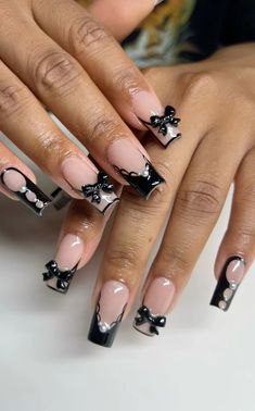 Short Nail Goth Designs, Black Aesthetic Acrylic Nails, Black And White Nails Acrylic Short, Medium Black Nail Designs, Short Medium Square Nails, Black Chic Nails, Lace Nails Black, Black Swirl Nail Design, Almond Black Nails Design