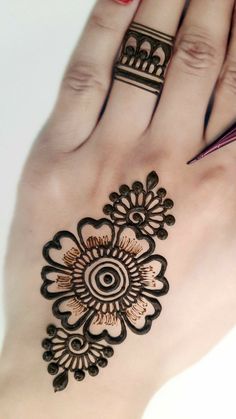 Mahedi Easy Design, Mehandi Short Design, Mehendi Designs For Hands Simple Easy Front Hand, Easy Mehendi Designs Left Hand, Short Easy Mehndi Design, Mehindhi Design Front Side, Mehendi Designs For Hands Short, Henna New Design, Mehndi Arbi Design