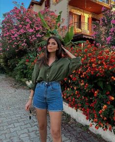 Outfits With Shorts, Denim Shorts Outfit, Modest Summer Outfits, Summer Shorts Outfits, Europe Outfits, Jean Vintage, Women's Outfits, Shorts Outfits, Elegante Casual