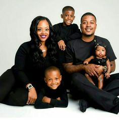 Family Photo Outfits All Black, Black Shirt And Jeans Family Pictures, Black Family Studio Photoshoot, Studio Family Portraits Poses, Family Photoshoot Black People, Black Outfit Family Photoshoot, All Black Family Photoshoot Outfits, Outfit Family Photoshoot, Black Family Photoshoot