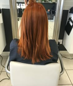 Great gold/red hair color using Wella! 7/34 , 6/34 , 7/4 20 volume! Glazed with Wella relights /34 13 volume! Gold Red Hair, Nails Coffin Red, Hair Red Color, Bright Red Hair Color, Hair Color Ginger, Wella Hair Color, Hair Color Chocolate, Color Formulas, Hair Color Formulas