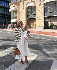 French Pregnancy Style, Modest Maternity Photos, Pregnant Outfits Summer, Pregnancy Fits, Bump Fashion, Fashion 23, Rich Mom, Mom Vibes, Pregnancy Fashion