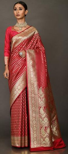 Red and Maroon color Saree in Banarasi Silk, Silk fabric with Weaving work Silk Sarees For Wedding, Blouse Pictures, Bollywood Designer Sarees, Wedding Red, Traditional Sarees, Wedding Time, Banarasi Sarees, Maroon Color, Bridal Saree