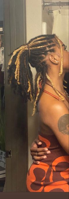 Cute Retwist Styles For Short Locs, Traditional Locs With Curly Ends, Different Shades Of Brown Locs, Loc Dye Styles, Skunk Strip On Locs, Black Locs With Blonde Highlights, Highlight Locs Black Women, Peekaboo Locs Brown, Blonde Peekaboo Locs