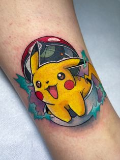 Pikachu Pokémon pokeball tattoo tatuaggio cartoon chibi art anime manga lovers color Pikachu Tattoo Design, Charizard Tattoo, Maching Tattoos, Pikachu Tattoo, Nightmare Before Christmas Tattoo, Pikachu Pikachu, Movie Tattoo, Manga Tattoo, Paw Tattoo