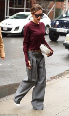 Wowzers trousers: Victoria kept her look muted and chic Victoria Beckham Outfits, Victoria Beckham Style, Olivia Palermo, Purple Top, Miranda Kerr, Grey Pants, Gigi Hadid, Inspiration Mode