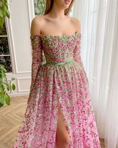 Pink And Green Dress, Braut Make-up, Green Gown, Sequin Embroidery, Custom Size Dresses, Glam Dresses, Green And Pink, Embroidery Dress