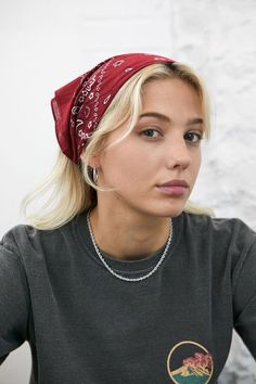 Bandana On Head, Ways To Wear Bandanas, Vintage Bandana, Scarf Bandana, Girl Haircut, Red Bandana