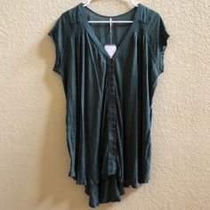 Free People Tunic Top With Beautiful Front Button And Back Detail Size: Small Color: “Army” Condition: New With Tag Boho Lace Top, Blue Tube Top, Split Sleeve Top, Boho Long Sleeve Top, Free People Tank Top, Black Tunic Tops, Black Floral Blouse, Free People Tunic, Balloon Sleeve Blouse