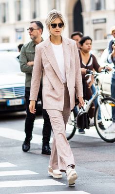 Mode Coachella, Stella Mccartney Platform, Walking Down The Street, Pink Suit, Looks Street Style, Trending Sneakers, Business Outfit, Mode Inspo