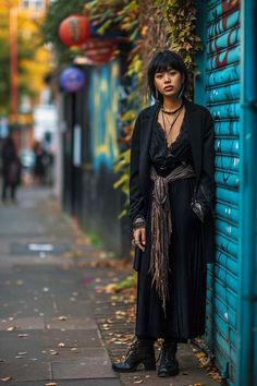 40 Hippie Chic Outfits that Blend Bohemian Rhapsody with Classic Tailoring (Concept Fashion) - Whatchawearing Witchy Hippy Outfits, Hippie Chic Outfits Boho Street Styles, Mexican Whimsigoth, Witchy Work Outfit, Bohemian Style Outfits, Boho Rocker Chic Style, Witchy Looks, Advanced Style Boho, Witchy Chic