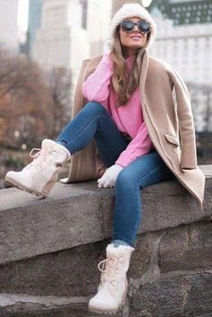 Outfits with Snow Boots: The Key Styles to Invest in This Winter ★ Beige Snow Boots Outfit, Winter White Boots Outfit, White Snow Boots Outfit, Outfits With Snow Boots, White Winter Boots, White Snow Boots, 10 Winter Outfits, Snow Day Outfit