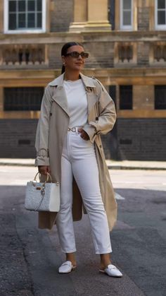 White Tote Bag Outfit, Quilted Bag Outfit, White Loafers Outfit, Loafers Outfits, White Loafers, Light Layers, Trench Coat Outfit, Bag Outfit, Italy Outfits