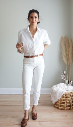 White Shirt And White Pants Outfit, White Jeans Shirt Outfit, White Jeans White Shirt, White Denim Summer Outfit, White Jeans Women Outfit, Off White Jeans Outfit Summer, Alyssa Beltempo Outfits Summer, White Denim Jeans Outfit Summer, Preppy White Jeans Outfit