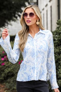 Blue & White Floral Plisse Button-Up Blouse 2024 Accessories, Plisse Fabric, Weekend Outfit, Feminine Look, New Tops, Trendy Tops, New Wardrobe, Floral Patterns, Trending Accessories