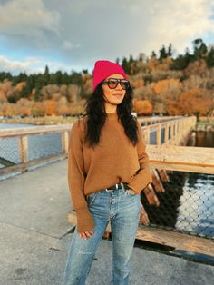 #beanie #beanieweather #popofcolor #fashion #aesthetic #winteroutfit #fallfashion #ootd Birkenstock Clog Outfit, Mom Ripped Jeans, Birkenstock Boston Outfit, Blundstone Style, Clog Outfit, Boston Outfits, Neutral Fashion, Pop Of Color, Fashion Aesthetic