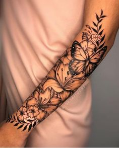 Tatuagem de Borboletas e muitas inspirações Rib To Leg Tattoos For Women, Tato Maori, Feminine Tattoo Sleeves, Girl Arm Tattoos, Hand Tattoos For Girls, Forarm Tattoos, Forearm Tattoo Women