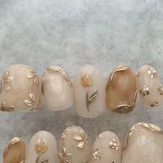 Wedding Nails Bridesmaid Champagne, Off White And Gold Nails, Gold Flower Nail Designs, Gold Flowers Nails, Vintage Flower Nails, Gel Nail Designs Yellow, Wedding Flower Nails, Simple Pretty Nail Designs, Vintage Nails Design