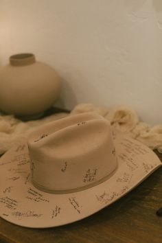 wedding guest book cowboy hat Cowboy And Cowgirl Wedding Ideas, Cowboy Hat Wedding Guest Book, Cowboy Hat Signing Wedding, Cowboy Hat Guest Book Sign, Western Romance Wedding, Western Table Setting Wedding, Wedding Inspiration Western, Country Cowboy Wedding, Dream Wedding Ideas Decoration