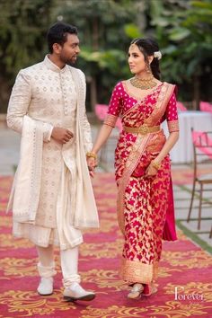 Shalu Saree For Bride With Groom, Wedding Shalu Saree, Marathi Bride Shalu Saree, Engagement Dress Red, Vidhi Look For Bride And Groom, Marathi Wedding Outfit, Shalu Saree For Bride, Wedding Saree Colours, Bride Engagement Outfit Indian