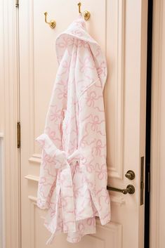 Cozy chic and so in love with our Indie Robe. Arriving in 100% cotton, these ultra-soft robes features our favorite florals and keep you comfy as you get ready for the day or night. Robe Women Aesthetic, Bathroom Robe Aesthetic, Robes Aesthetic, Lsf Aesthetic, Coquette Finds, Cute Robes, Sleeping Robe, Preppy Bathroom, Comfy Robe