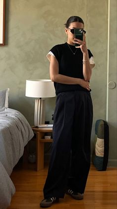 Swedish Outfit Street Style, Japanese Workwear Women, Fem Tomboy Outfits, Normcore Streetstyle, All Black Outfit Dressy, Office Street Style, Graphic Designer Outfit, Simple Trendy Outfits