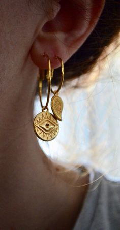 •▶︎ Gorgeous evil eye coin charms attached to gold hoops •▶︎ A beautiful pair of earrings that is easy to wear everyday! •▶︎ All the metallic parts are 24k gold plated •▶︎ Length : 1,5 •▶︎ Hoops diameter : 1,2 •▶︎ All of our products are sent in a gift wrap! •▶︎ For any questions Evil Eye Earrings, Coin Earrings, Shabby Chic Vintage, Eye Earrings, Diy Schmuck, Coin Pendant, Gold Charm, Gold Hoop Earrings, Piercing Jewelry